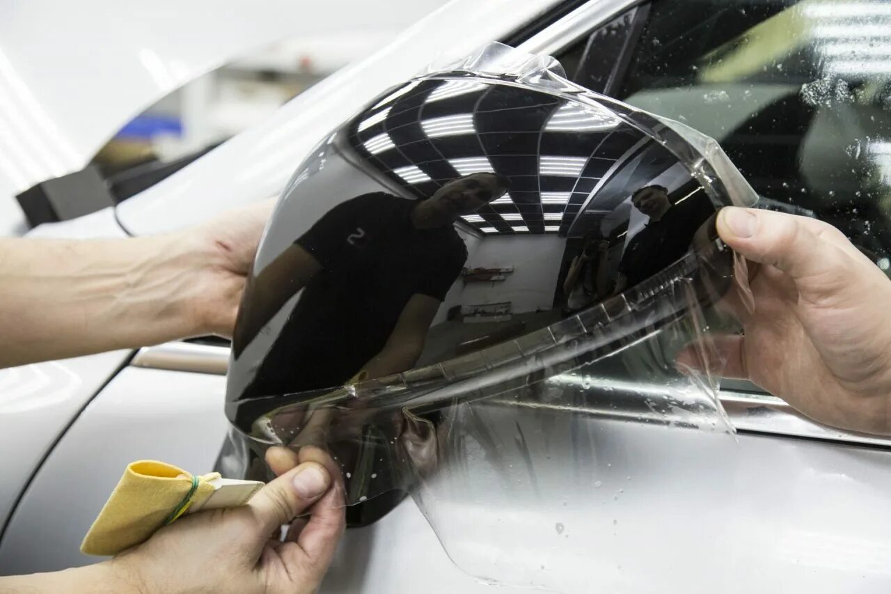 пленку для оклеивания автомобилей. защита автомобиля пленкой. антигравийная защита авто пленкой. защита авто антигравийной пленкой. полиуретановая пленка для авто.