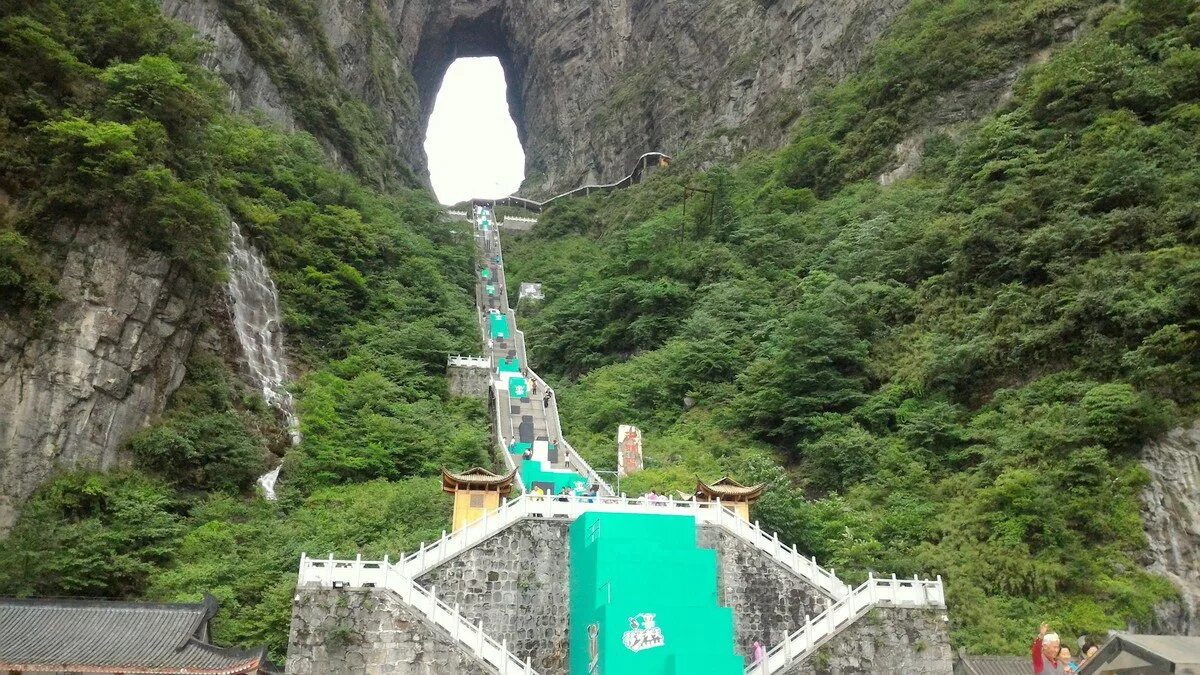 Тяньмэнь небесные врата китай. Гора тяньмэнь небесные врата. Лестница в небеса в китае. Лестница в небеса в китае. Лестница в китае.