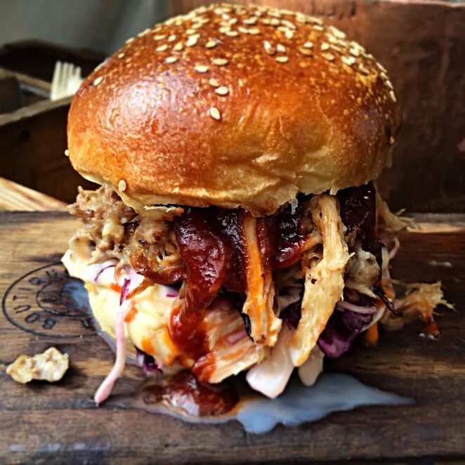 Pulled the better. Бургер pulled pork. американская уличная еда. американский стрит фуд. американский уличный стрит фуд шатры.