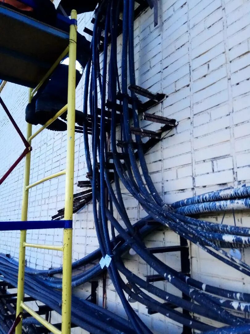 Вертикальная прокладка кабеля. Механизация прокладки кабеля. Электромонтаж кабельных линий. Кабельная лестница.