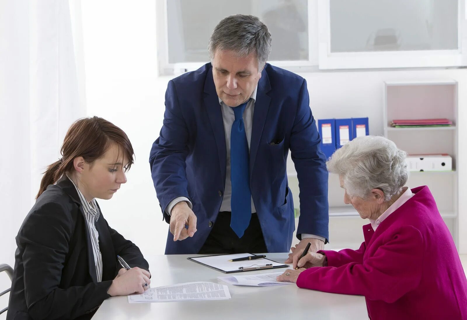 Юридическая помощь наследственный. Переговоры с нотариусом. Юридическая помощь наследственный. Юридическая помощь наследственный. Нотариус человек.