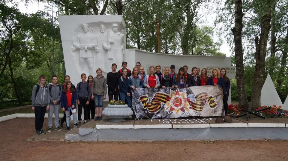 Погода в коммунаре гатчинского. Памятник погибшим коммунаровцам. Коммунар памятник в Коммунаре Гатчинский р н. Поселок Лукаши памятник погибшим. Волонтёры Победы выложили свечами памятники.