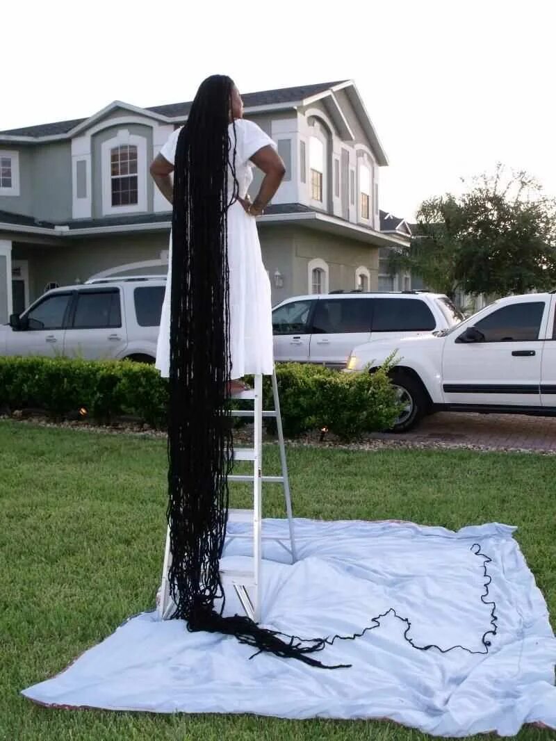 Очень длинные черные волосы. Самые большие огурцы в мире. Очень длинный х. Самое большое яйцо в мире у человека. Мексеканец роберт кабреро.