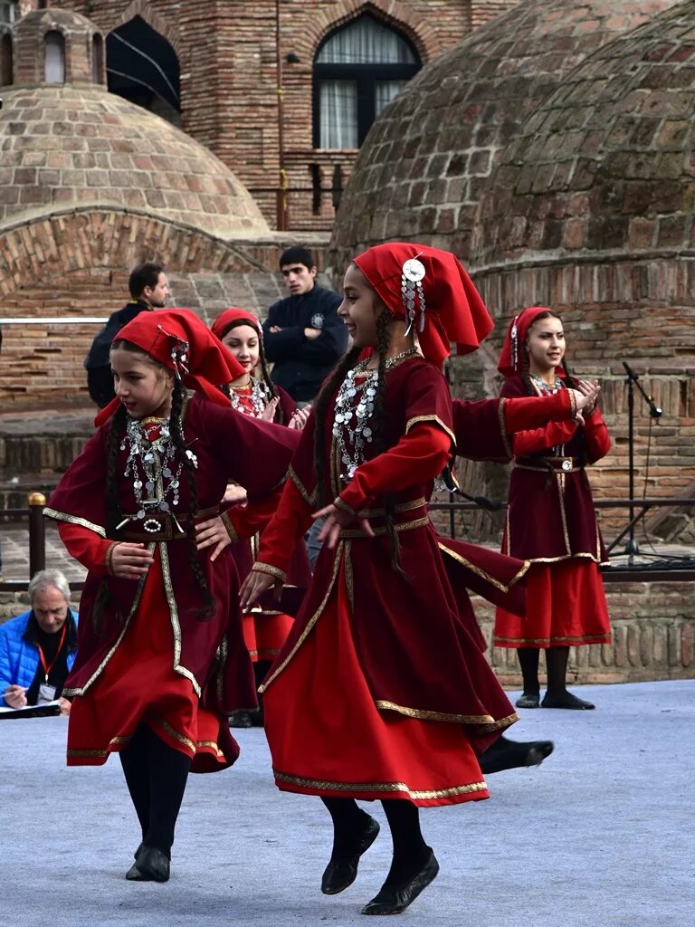 грузинская национальная одежда. грузия грузины грузинки. грузины абхазы осетины аджарцы. народы кавказа грузины. грузины в россии презентация.