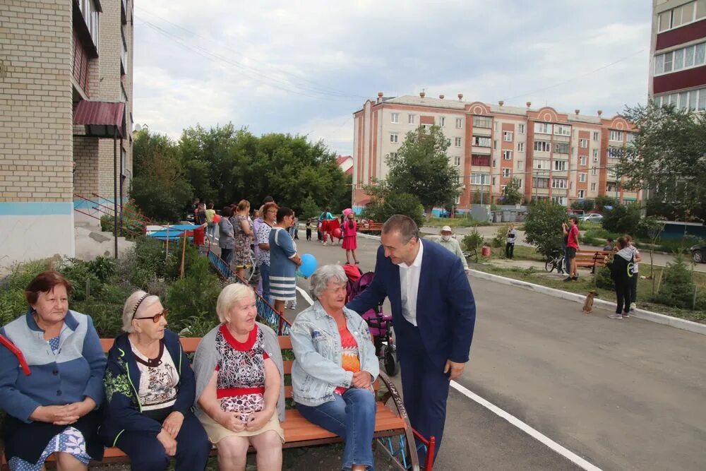 еманжелинск праздник. еманжелинск. еманжелинск праздник. красное белое еманжелинск. торговый центр еманжелинск.