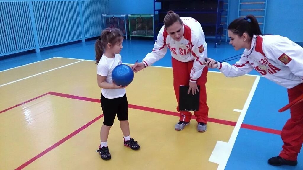 Бросок набивного мяча гто. Набивной мяч для физкультуры в школе. набивные мячи для детей. бросок набивного мяча в доу. метание теннисного мяча в обруч.