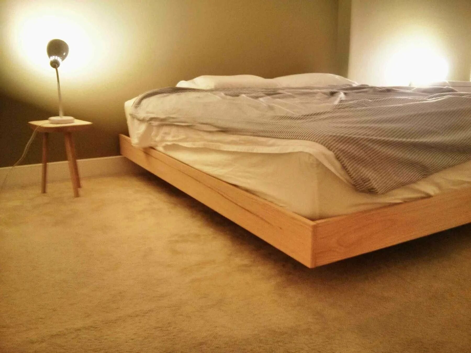 Кровать Magnetic Floating Bed. Парящая кровать Торис дерево. Кровать Кинг сайз. Кровать из брусков.