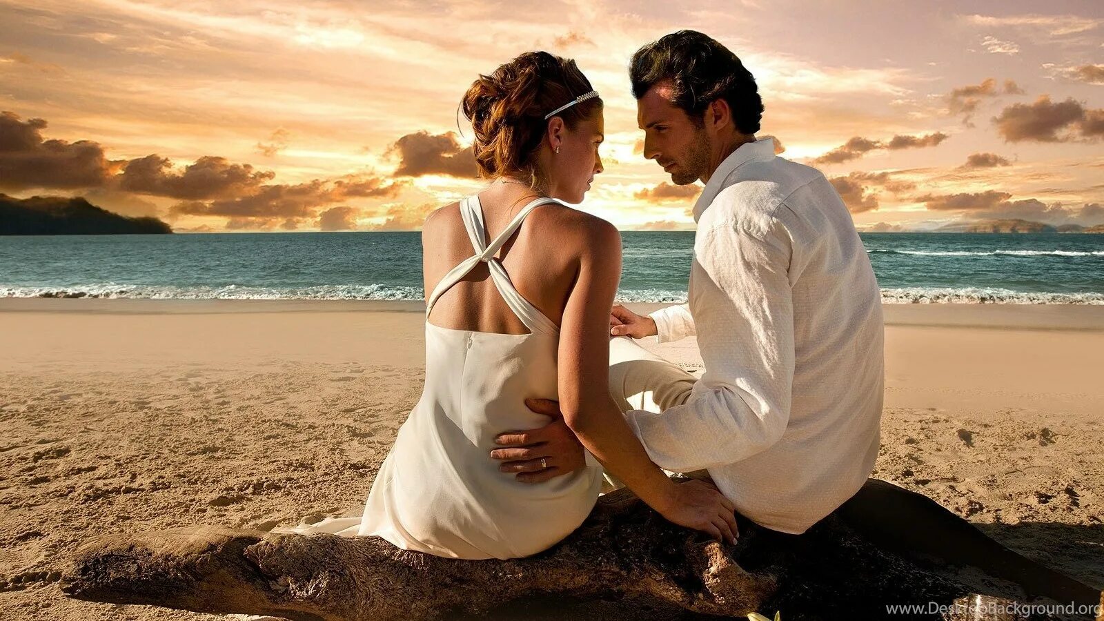 Счастливые влюбленные. Влюбленные на берегу моря. Парочка на берегу моря. Мужчина и женщина. Красивое видео мужчина с женщиной