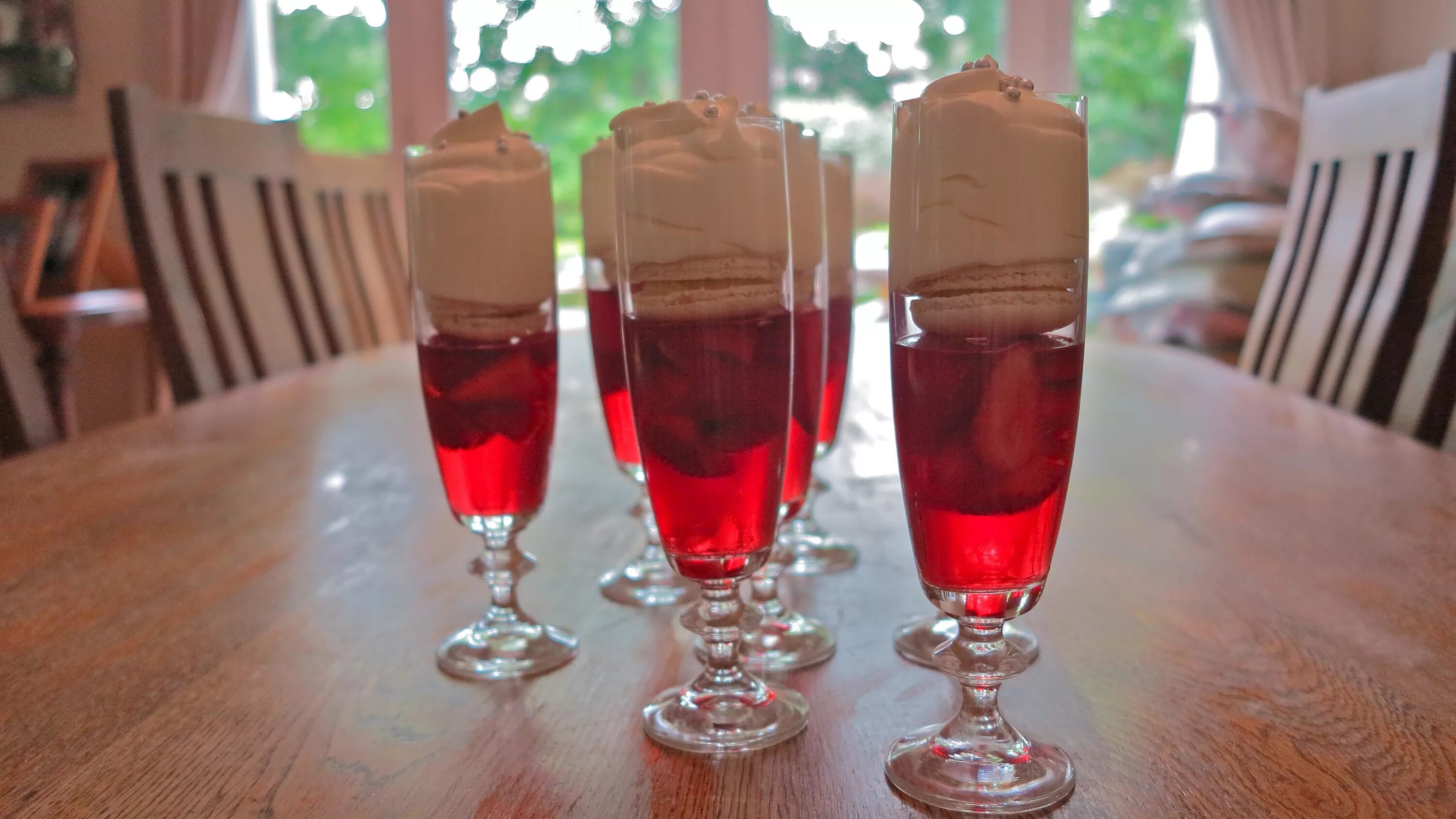 десерт из шампанского с фруктами. желе с шампанским на новый год. желе из шампанского в ресторане. желе из шампанского с фруктами. фрукты в желе в бокалах.