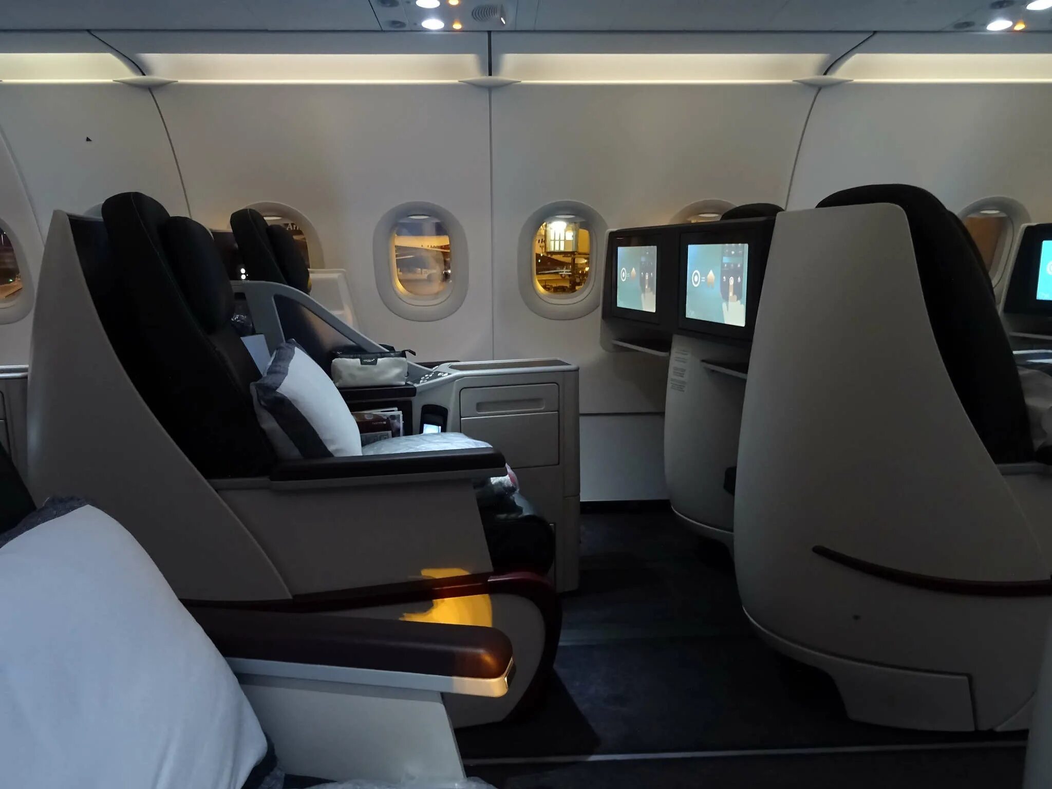 Бизнес класс катар эйрвейз. Перелет бизнес классом. Cathay pacific airways бизнес класс. Боинг бизнес джет. Полет бизнес классом.