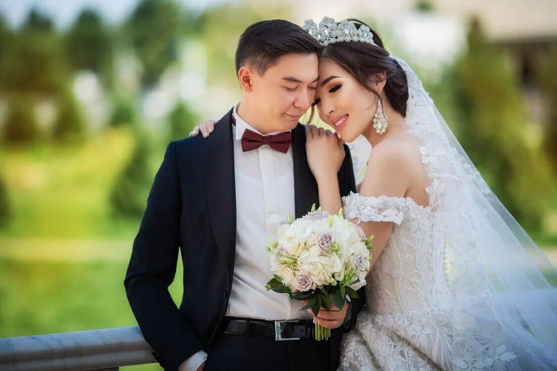 Пара казашек. Келин куёв фотосессия. Казахская свадьба. Жених и невеста Узбекистан. Узбекские жених и невеста.