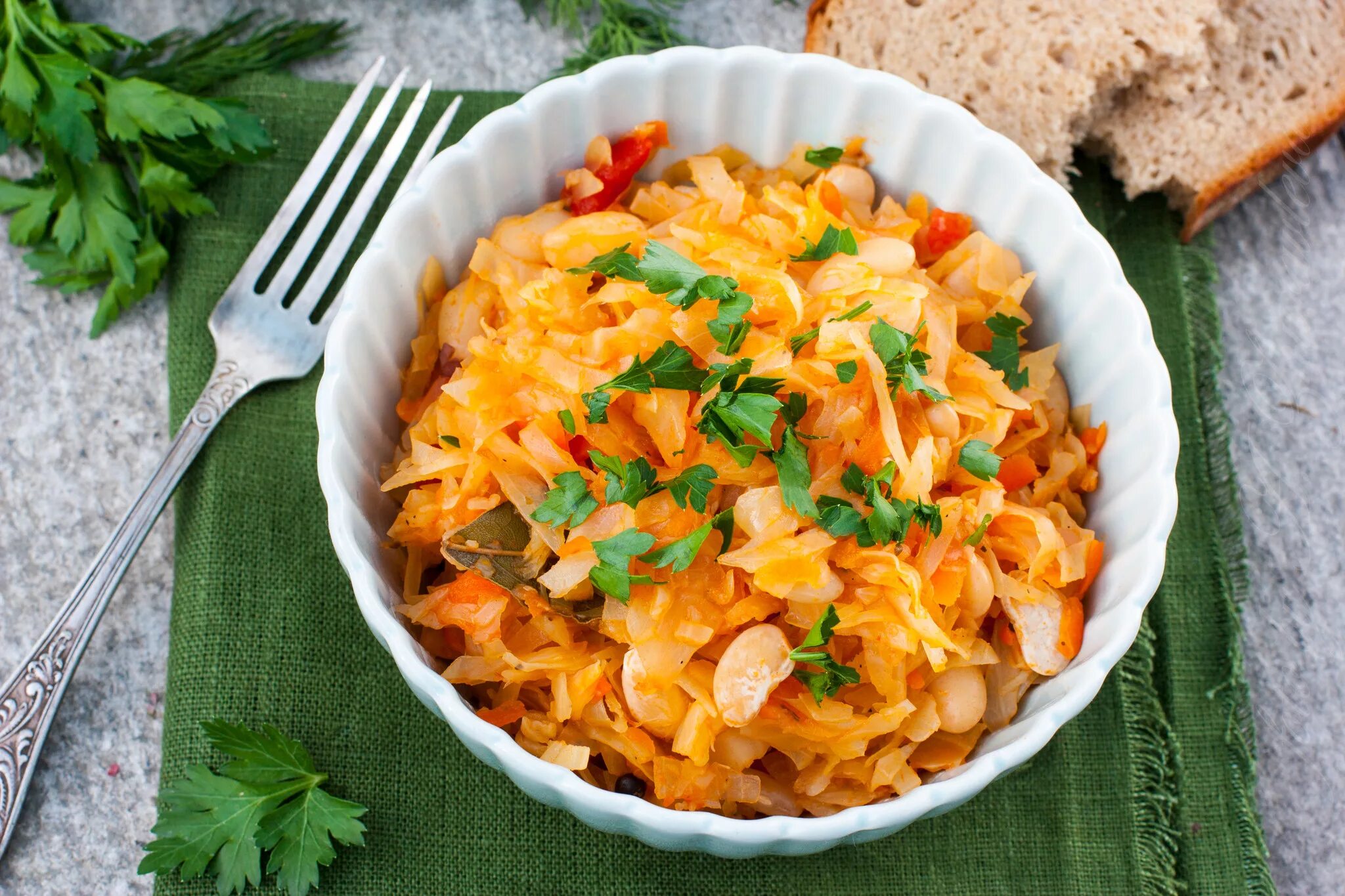 Капуста с курагой. Тушеная капуста. тушеная капуста с грибами. тушеная капуста с фасолью. тушеная капуста с мясом.