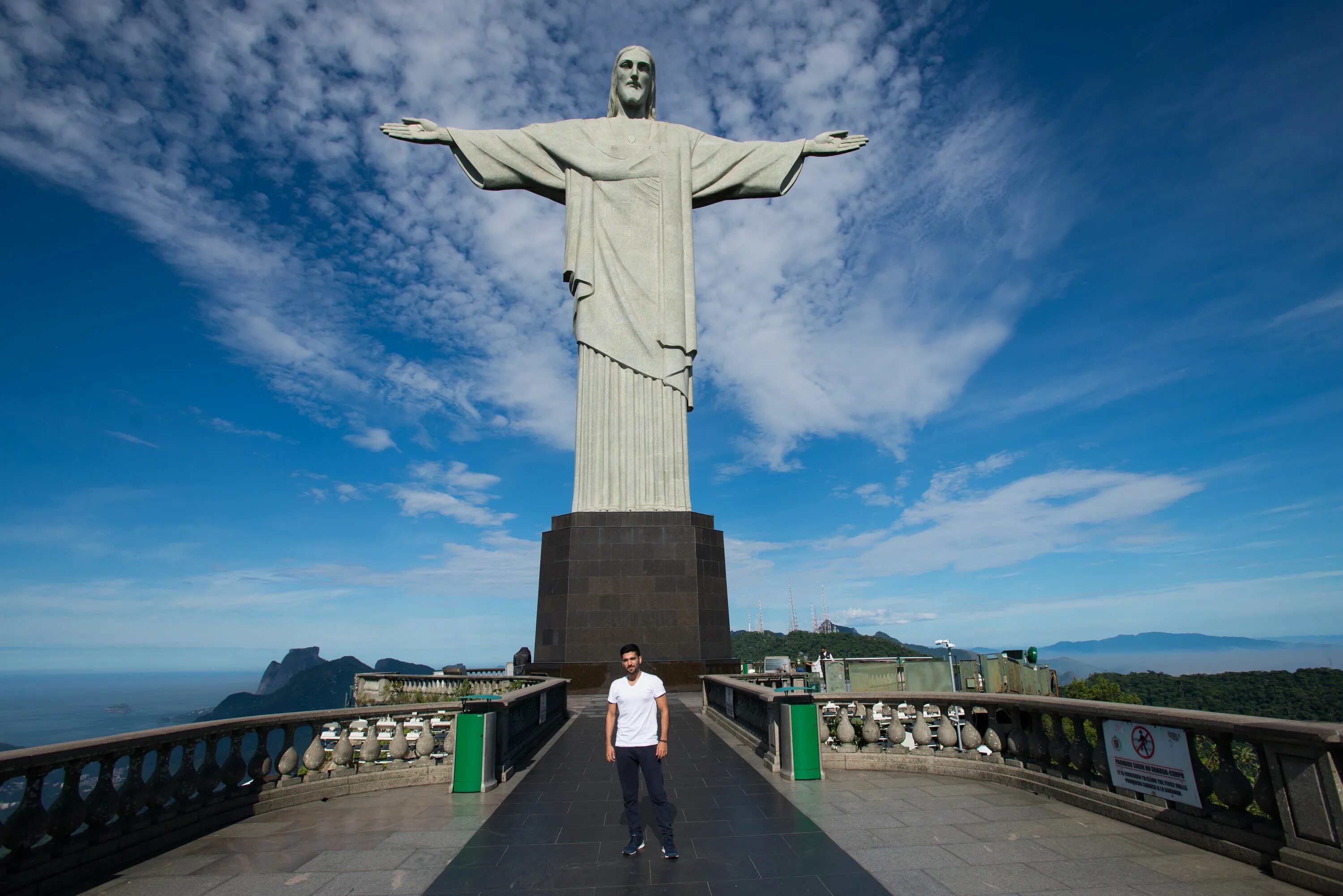 Статуя искупителя. Статуя Христа в Рио-де-Жанейро. Статуя Христа-Искупителя Рио-де-Жанейро. Статуя Христа-Искупителя Бразилия постройка. Иисус Рио де Жанейро.