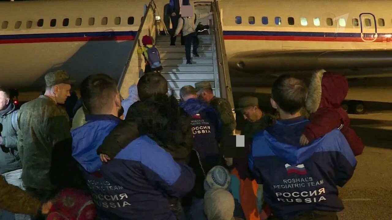 Дети из Сирии вернулись в Россию. Российские дети вернулись из Сирии. Самолет с детьми из Сирии. Самолеты из России в Сирию. Вернуть детей россию
