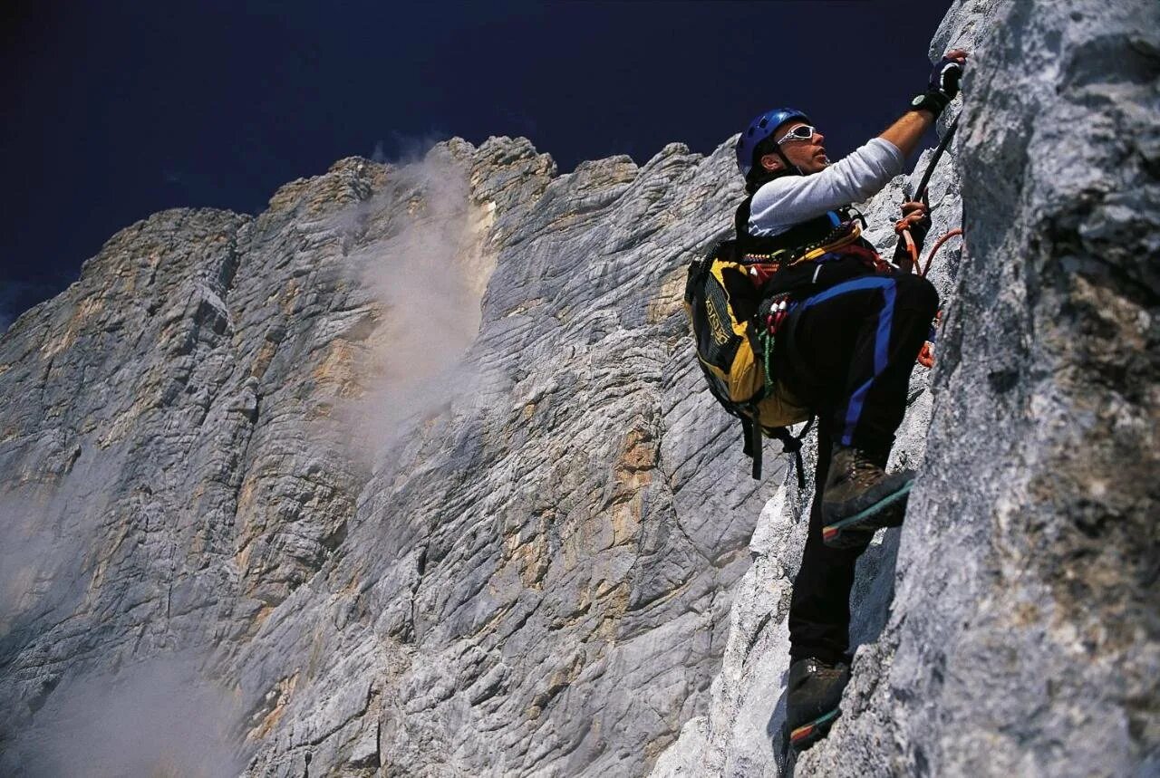 Rock climber rock climber org ru. Тони Курц альпинист. Скалолазание в горах. Альпинист на горе. Скалолазание на горе.