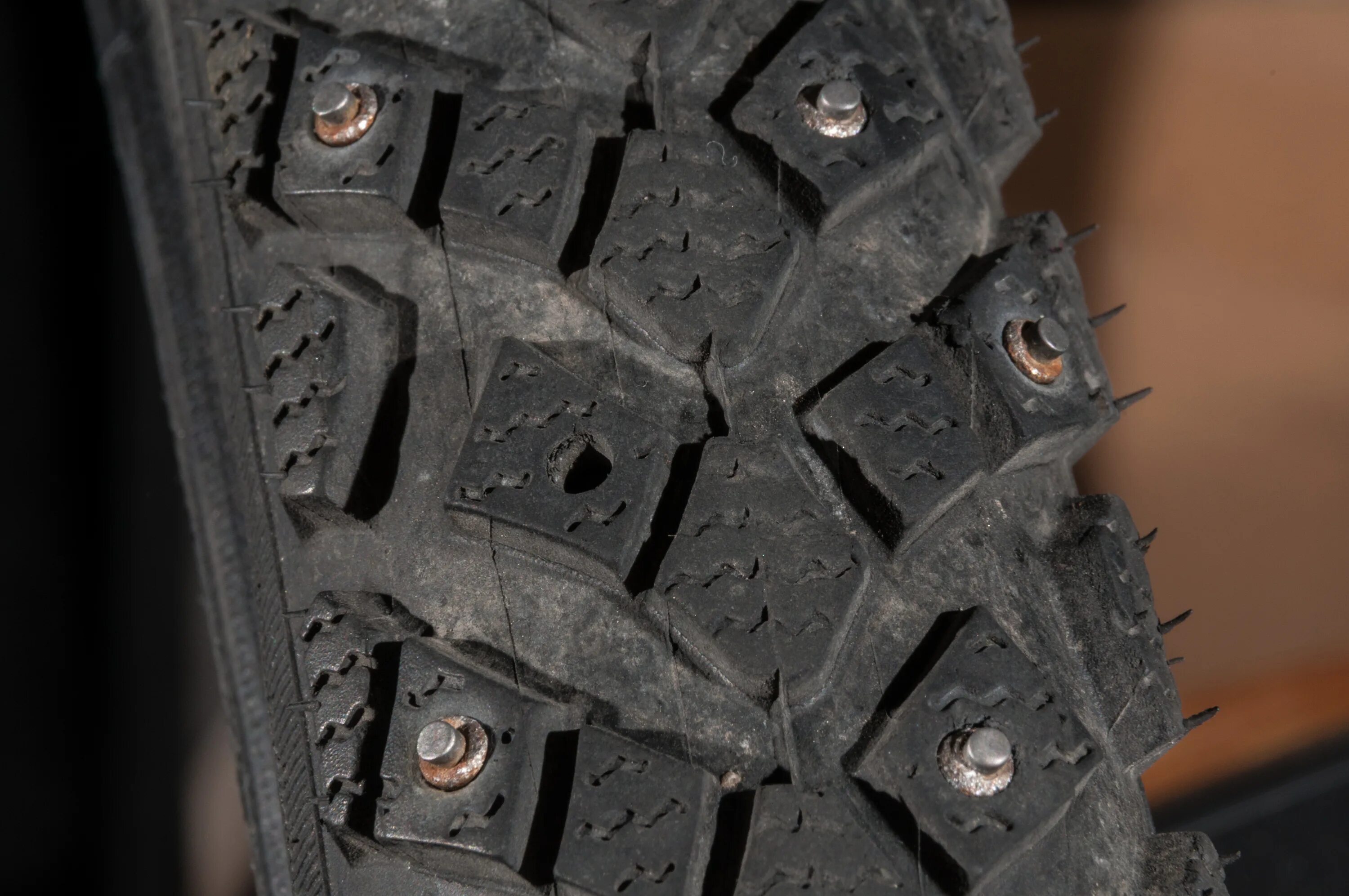 Nokian hakkapeliitta 4 зимняя шипованная. Как получить шипы. Как получить шипы. Ошиповка зимних шин липучек. Сломанные шипы на резине.