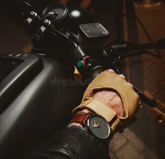 Рука мотоциклиста