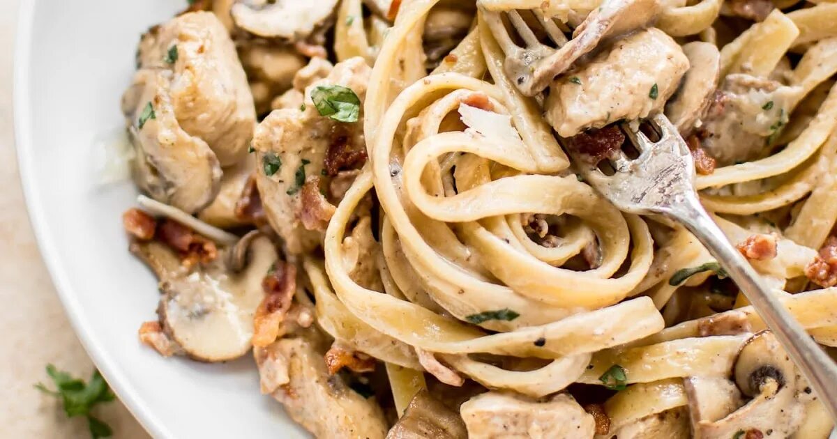 Лапша с грибами в соусе. Паста феттуччине с курицей и грибами. удон с курицей и грибами в сливочном соусе. лапша с курицей и грибами. яичная лапша с курицей в сливочном соусе.