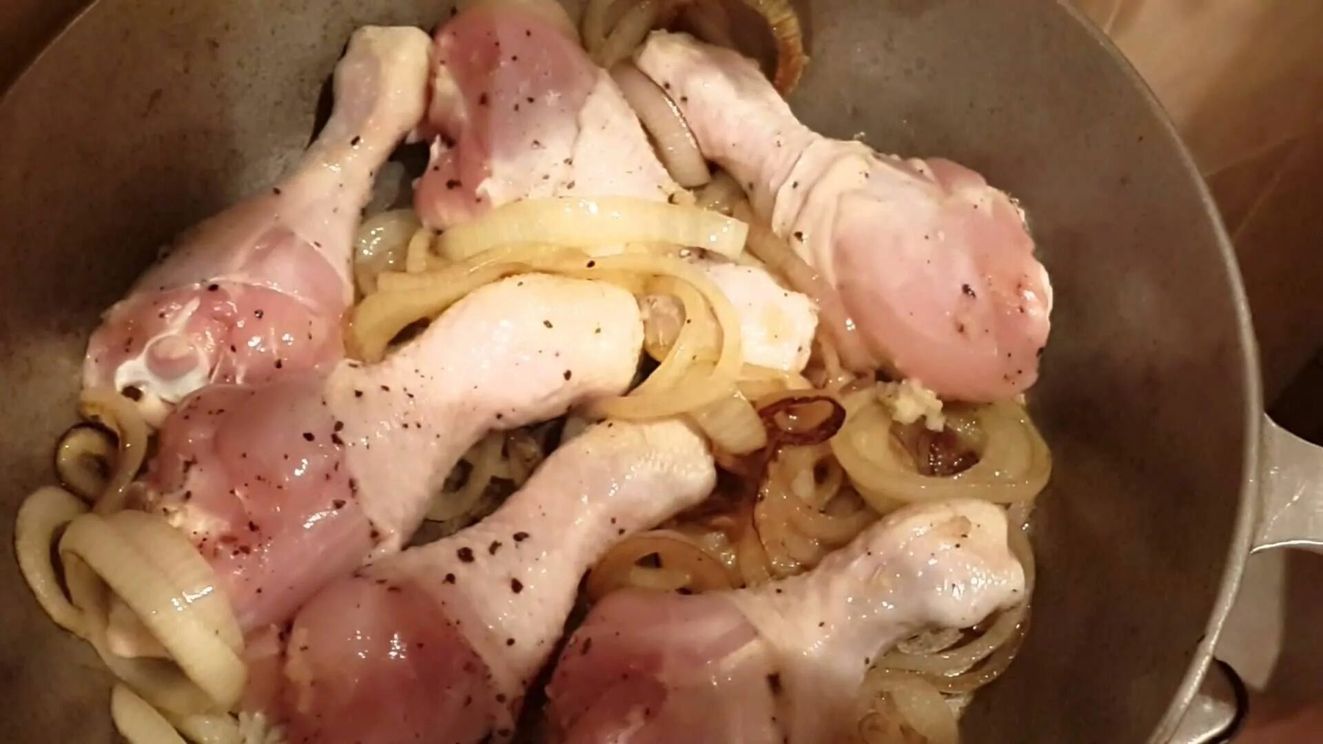 Курица жареная на луке. Куриные голени с луком. Голень куриная на сковороде с луком. Куриные голени с карамелизированной. Голень с луком на сковороде.