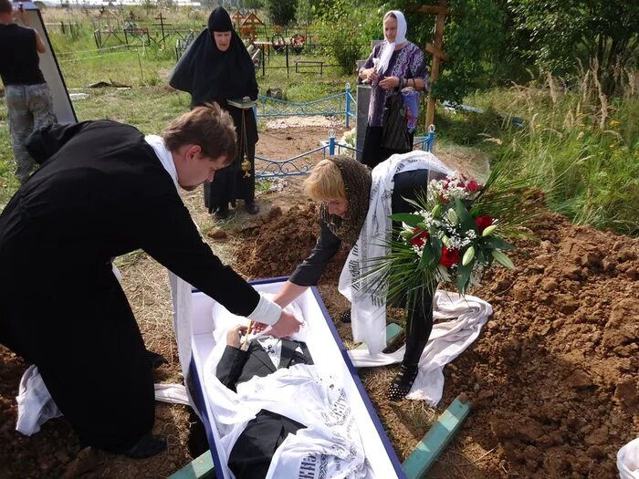 Можно ли захоронить в могилу родственника. Пасха на кладбище. На Пасху ходят на кладбище. Конфеты на кладбище. Пасха в кладбищенской церкви.