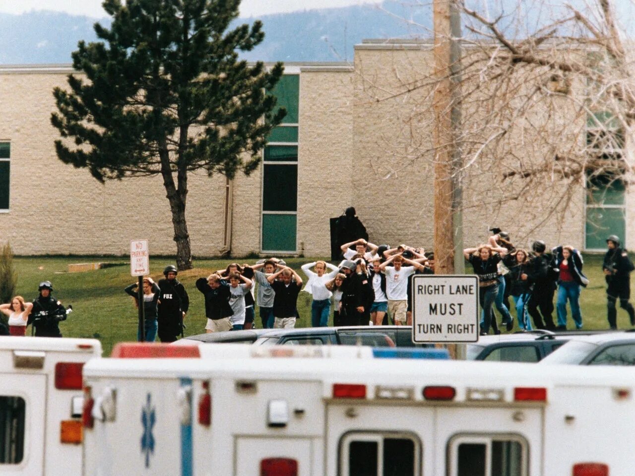 Сейчас 20 апреля. Стрельба в школе Америка 1999. Массовым убийством в школе «Колумбайн» 1999 года в США;. Американская школа Колумбайн 1999.