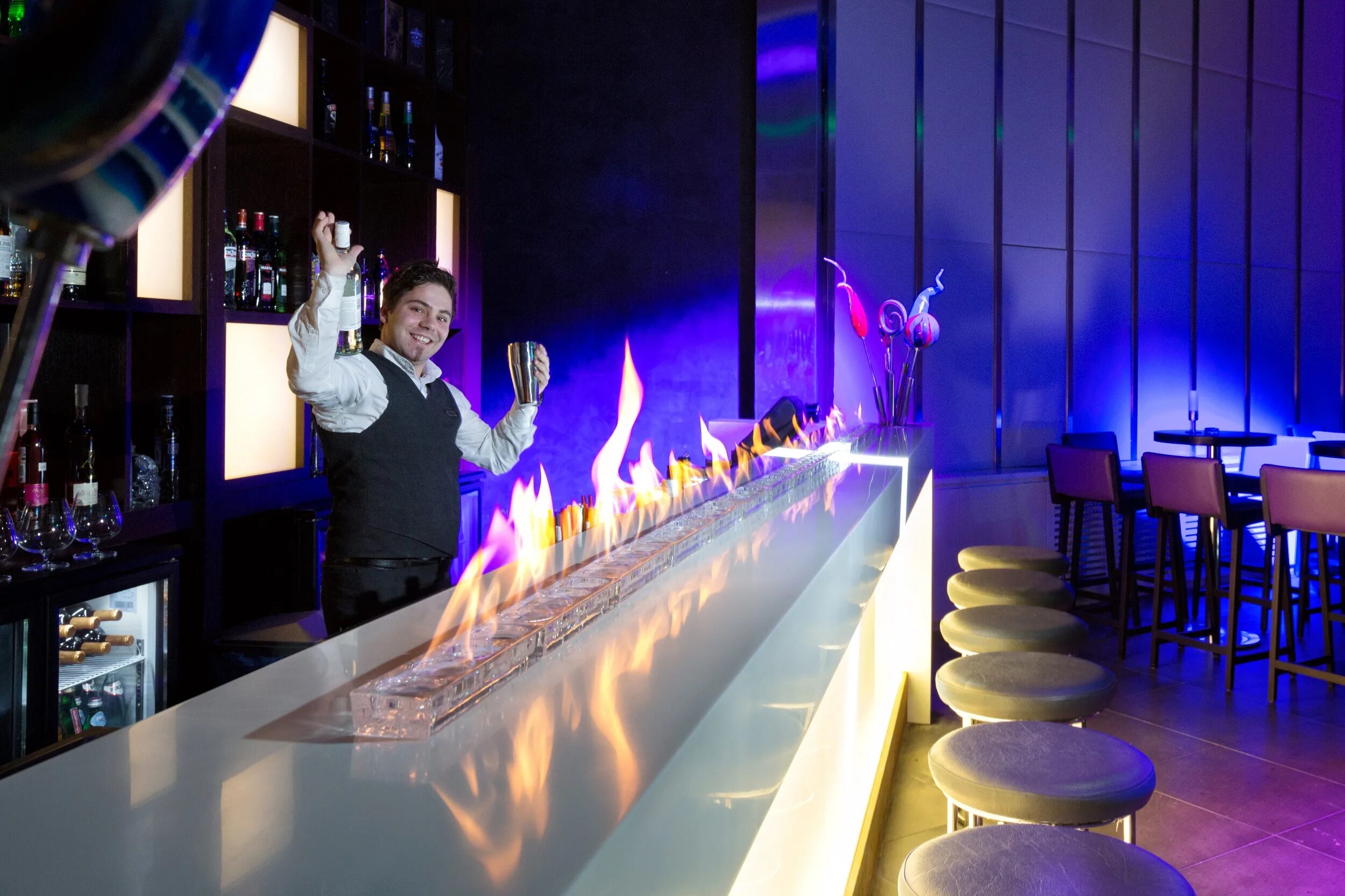Бестужев бар сочи. Ночной клуб sky club & concert hall. Интерьер кафе с танцполом. Сочи эстонская 10 sky club. Танцпол сочи.