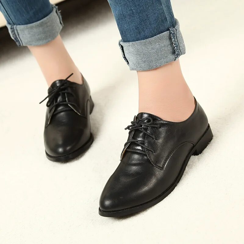 Черные туфли на шнурках женские. Чёрные ботинки на плоской подошве. Женские замшевые туфли на шнурках. Оксфорды женские замшевые. Полуботинки женские на шнурках.