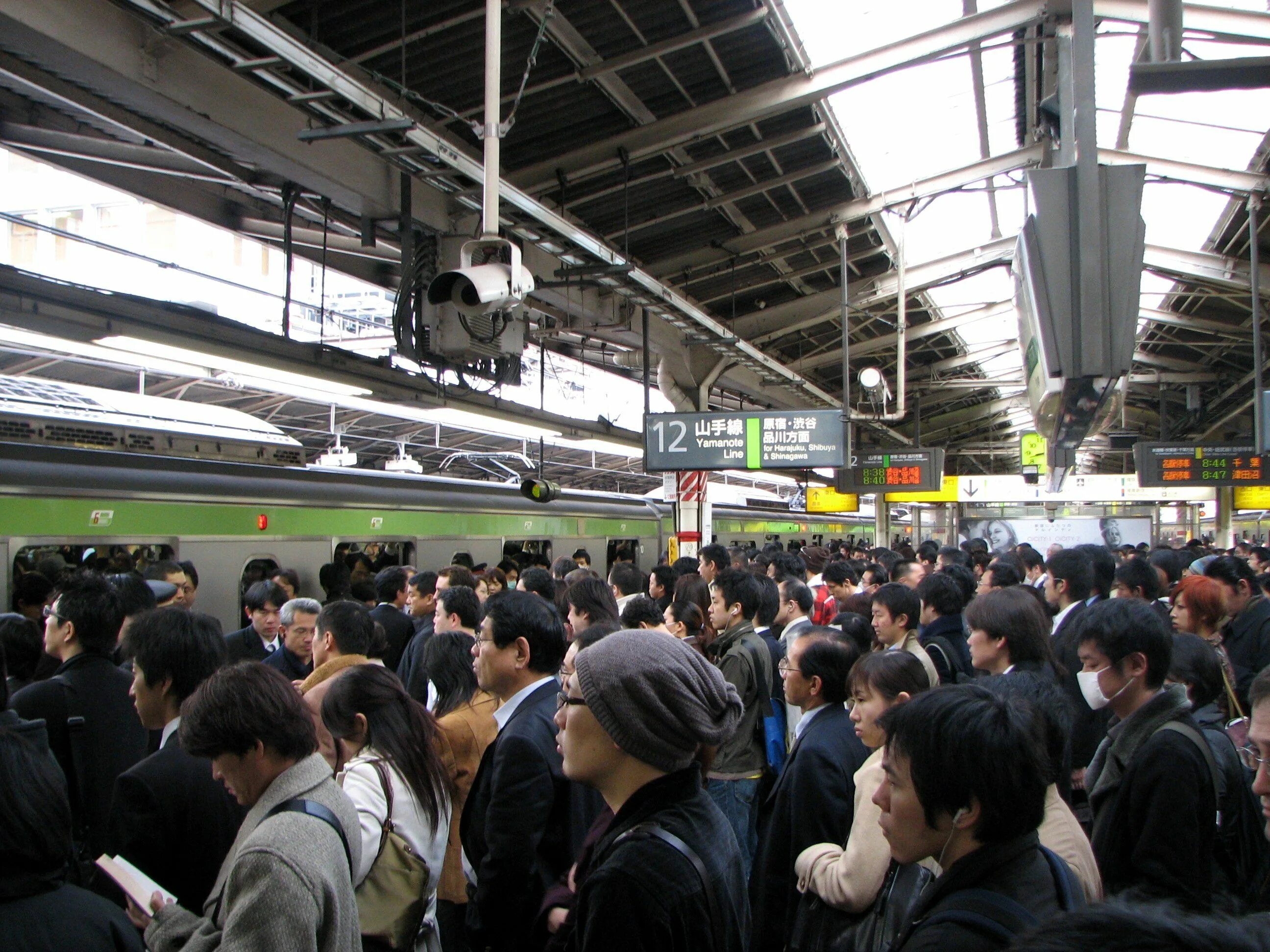 Загруженность метрополитена. Станция Синдзюку Токио. Станция Синдзюку в час пик. Метро Токио час пик. Вокзал Синдзюку в Токио.