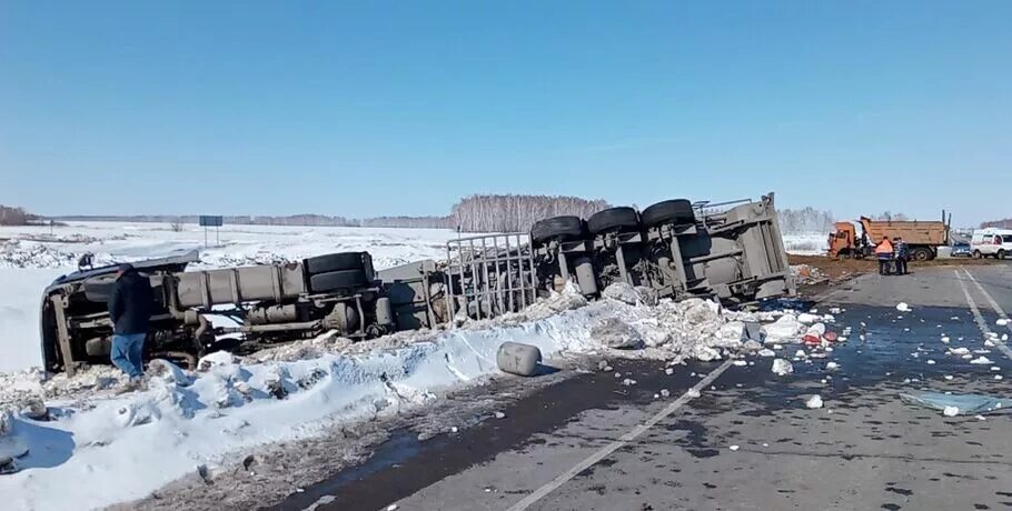 Авария в тюкалинске сегодня на трассе. Тюкалинский тракт Омск авария. ДТП В Омской области на трассе Омск Тюкалинск. Авария на Тюкалинском тракте. Авария на трассе Тюкалинск Омск.