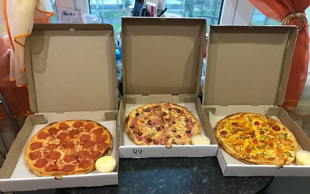 Две пиццы доставка спб. Пицца 30 см. Пицца 25 см. Пицца 30 сантиметров. Диаметр пиццы 30 см.