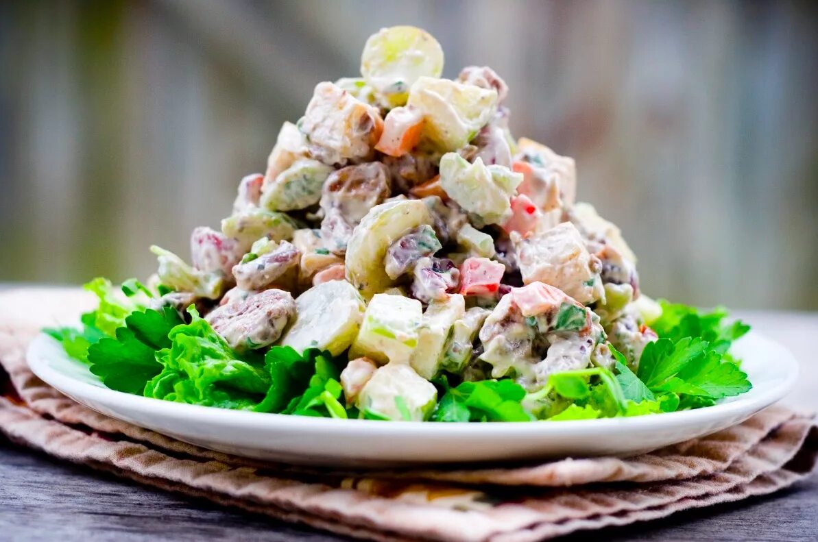 Оливье с языком говяжьим. Салат люсьена оливье. Салат оливье с языком. Салат с копчёной курицей как в магните. Салат оливье из курицы.