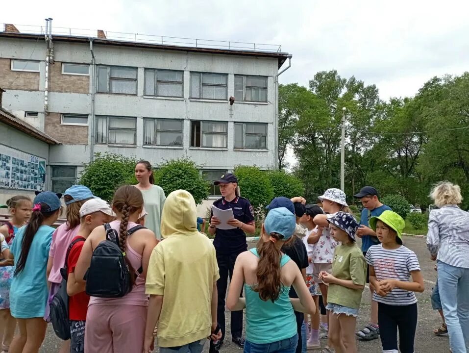 Сейчас не каникулы. Школьники 2022 год. Поздравление с началом каникул. Смешные рисунки про школу. Школьники на каникулах.
