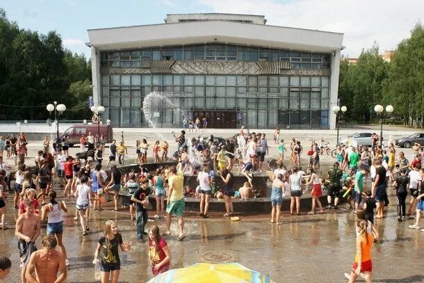 Кинотеатр парма сыктывкар сеансы. Кинотеатр парма сыктывкар. театральная площадь сыктывкар. парма сыктывкар фонтан. старая парма сыктывкар.