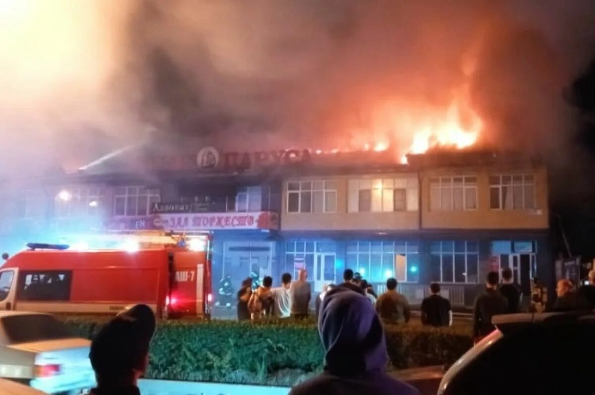Торговый центр "Алые паруса" горит во Владикавказе