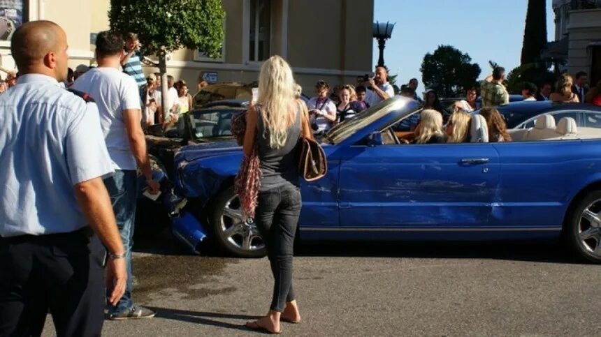 Bentley girl. Девушка на Бентли. Девушка с Бентли на улице. Самая дорогая авария в мире Монте Карло.