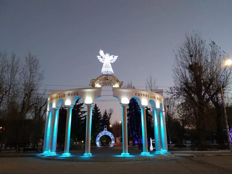View of the night bridge "Saratov - Engels". Photo taken from the far part of th