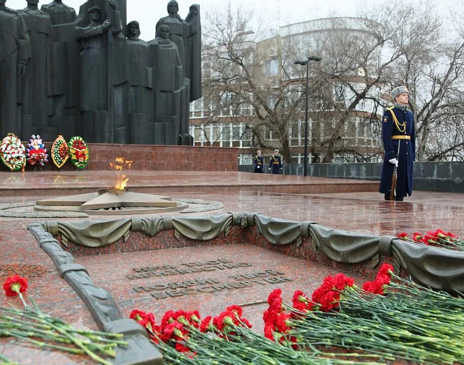 Мемориал неизвестному солдату в москве. Александровский сад москва вечный огонь. Москва вечный огонь могила неизвестного солдата. Александровский сад. Москва вечный огонь могила неизвестного солдата.