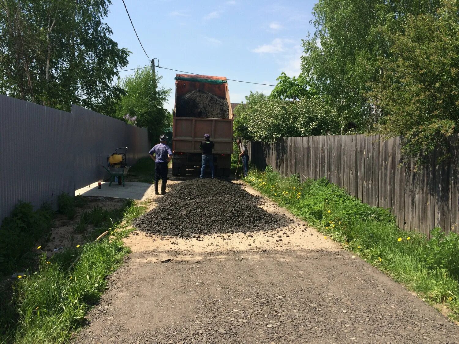 Крошка на дорогу. Асфальтная крошка на дачном участке. Дорожки из асфальтовой крошки на даче. Асфальтная крошка для дорожек на даче. Тропинка на даче асфальтная крошка.