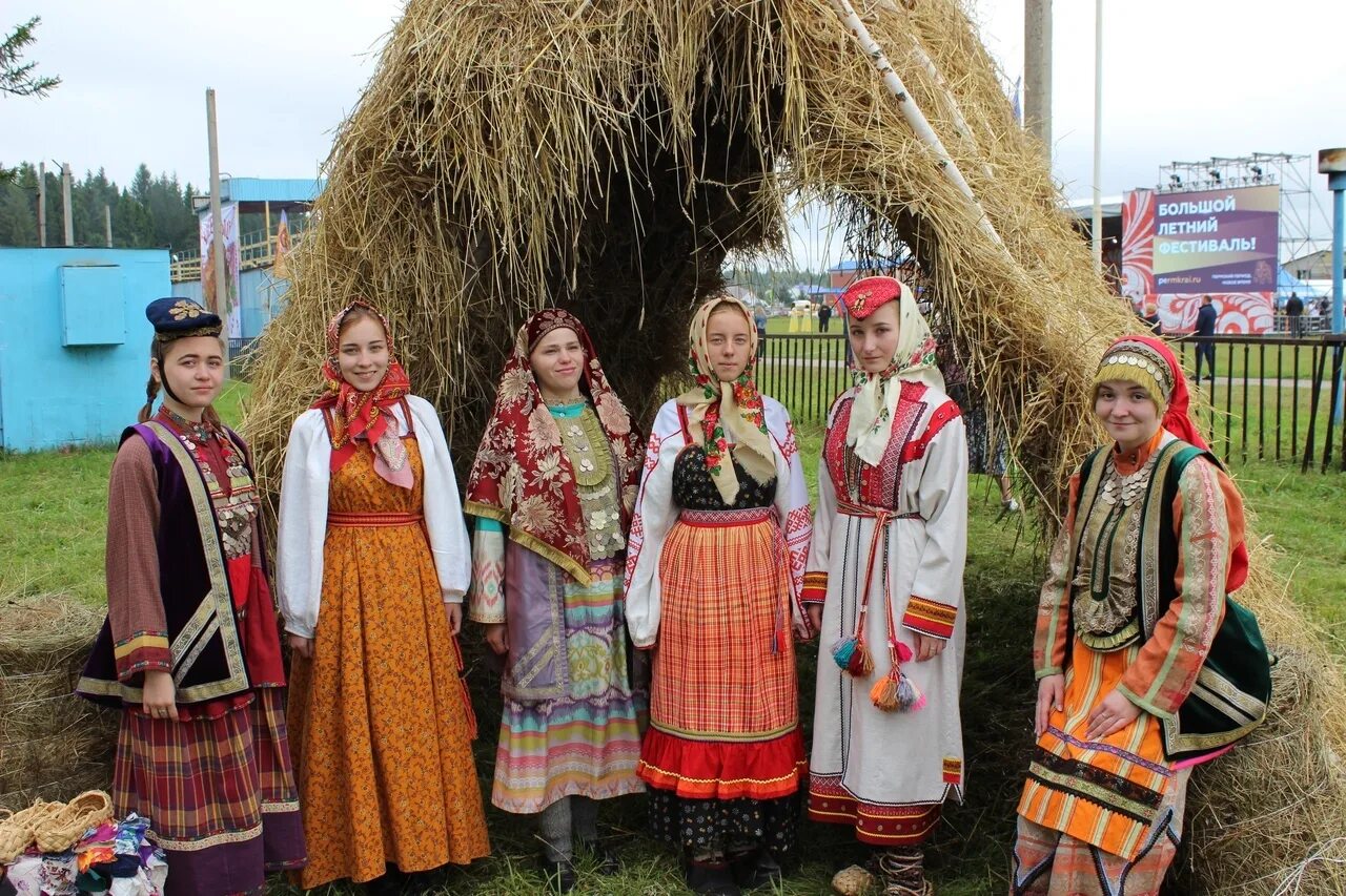 Народы Прикамья Коми пермяки. Национальный костюм Пермского края. Национальные костюмы народов Прикамья. Фольклор народов Прикамья. Пермский край представители