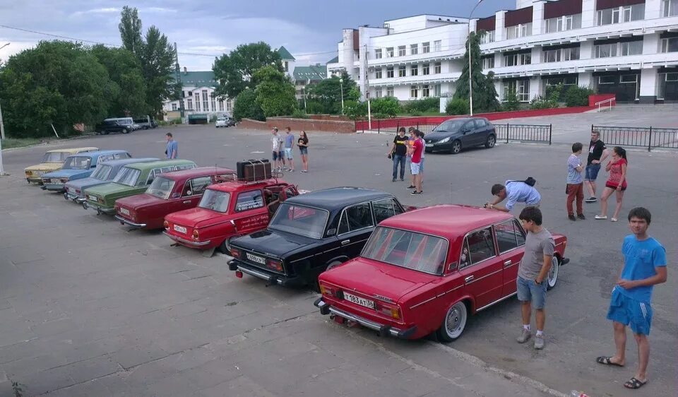 Общение автоклуба е1. Сходка ретро авто Калуга. Автоклубы старого образца. Сходка ретро автомобилей Рузаевка. Автоклуб в 80 годы.