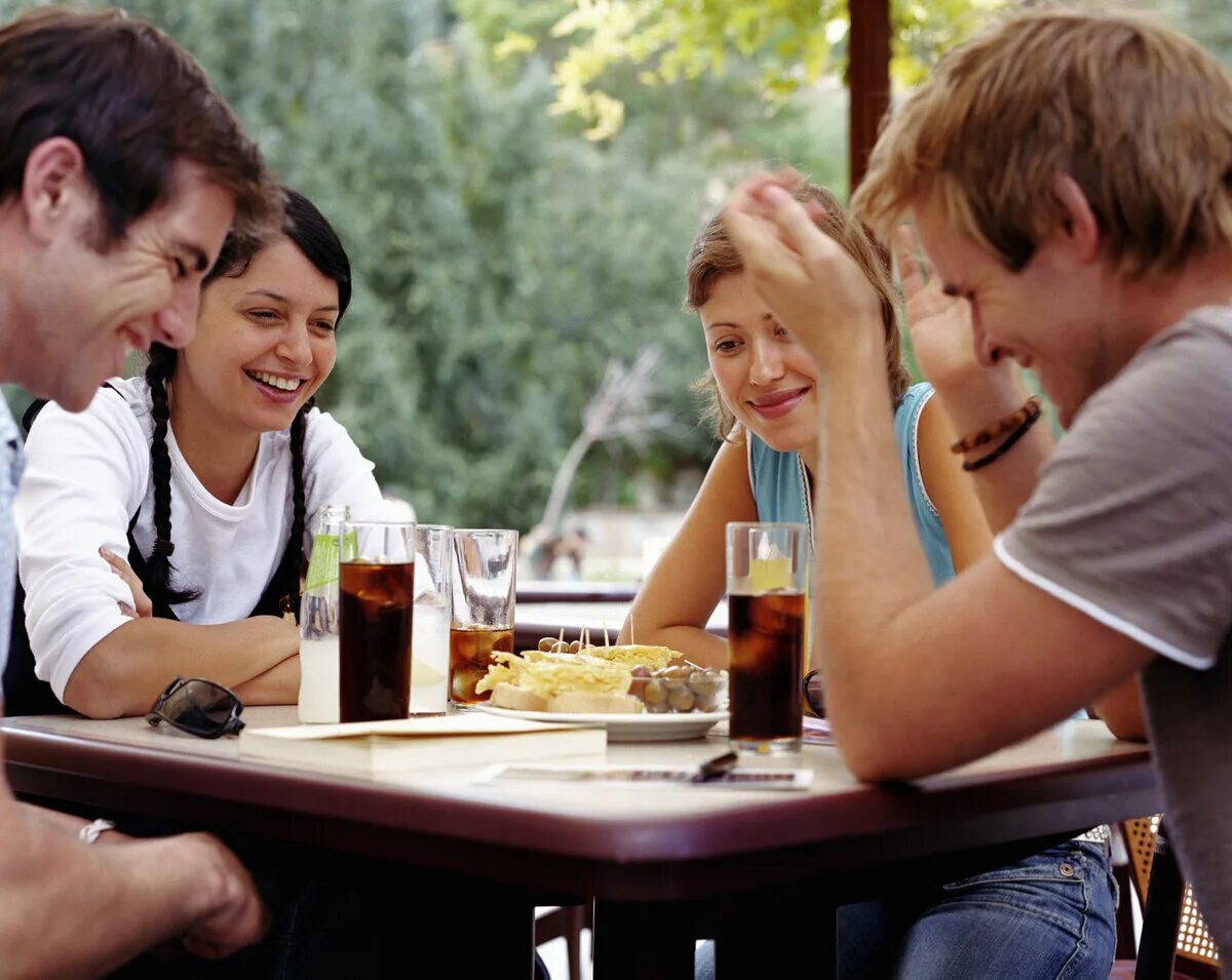 Где сидят молодые. Беседа за столом. Друзья и встречи. Люди в кафе. Друзья в кафе.