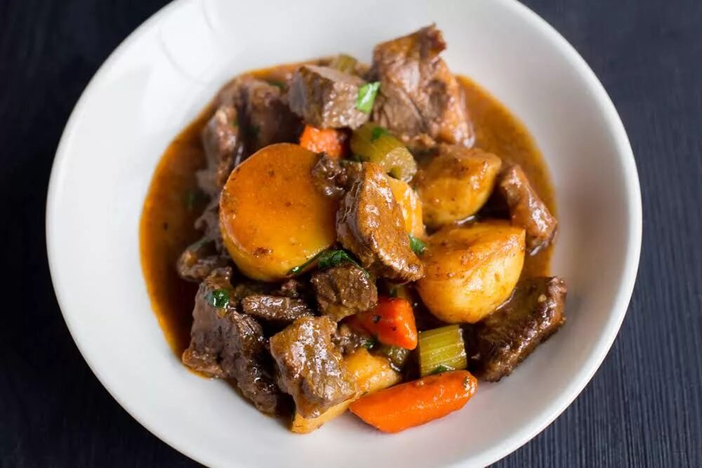 Картошечка, тушенная с мясом. Жаркое из свинины с картошкой в казане. Жаркое из говядины с картошкой в казане. Говядина тушеная с картофелем