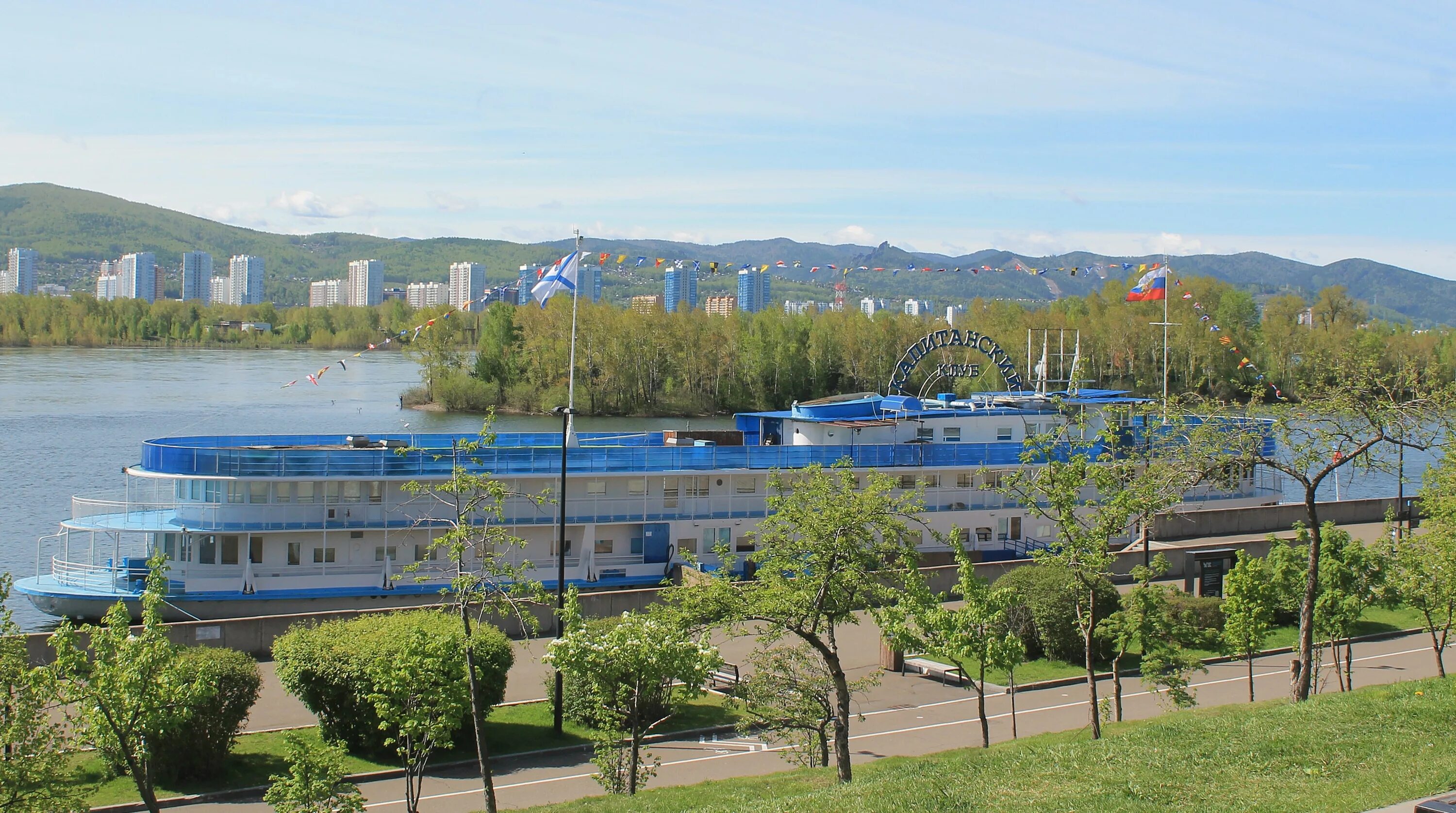 Капитанский клуб красноярск набережная. Капитанский мостик красноярск. капитанский клуб красноярск. набережная красноярск капитанский. кафе на набережной красноярск енисея.