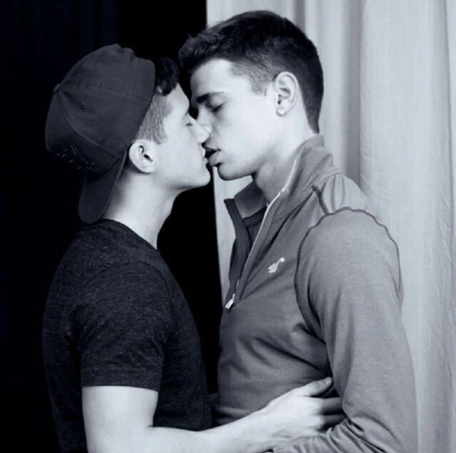 Красивые парни ЛГБТ. Поцелуй молодых парней. Однополая любовь мальчиков. Красивые Гомосексуалы.