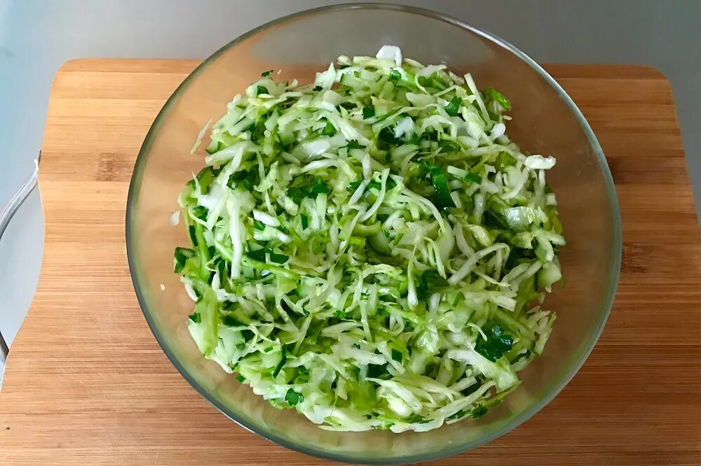 Салат капуста с огурцом рецепт с маслом. Салат из капусты. Салат из свежей капусты с огурцом. Салат из капусты и огурцов. Салат из свежей зелени.