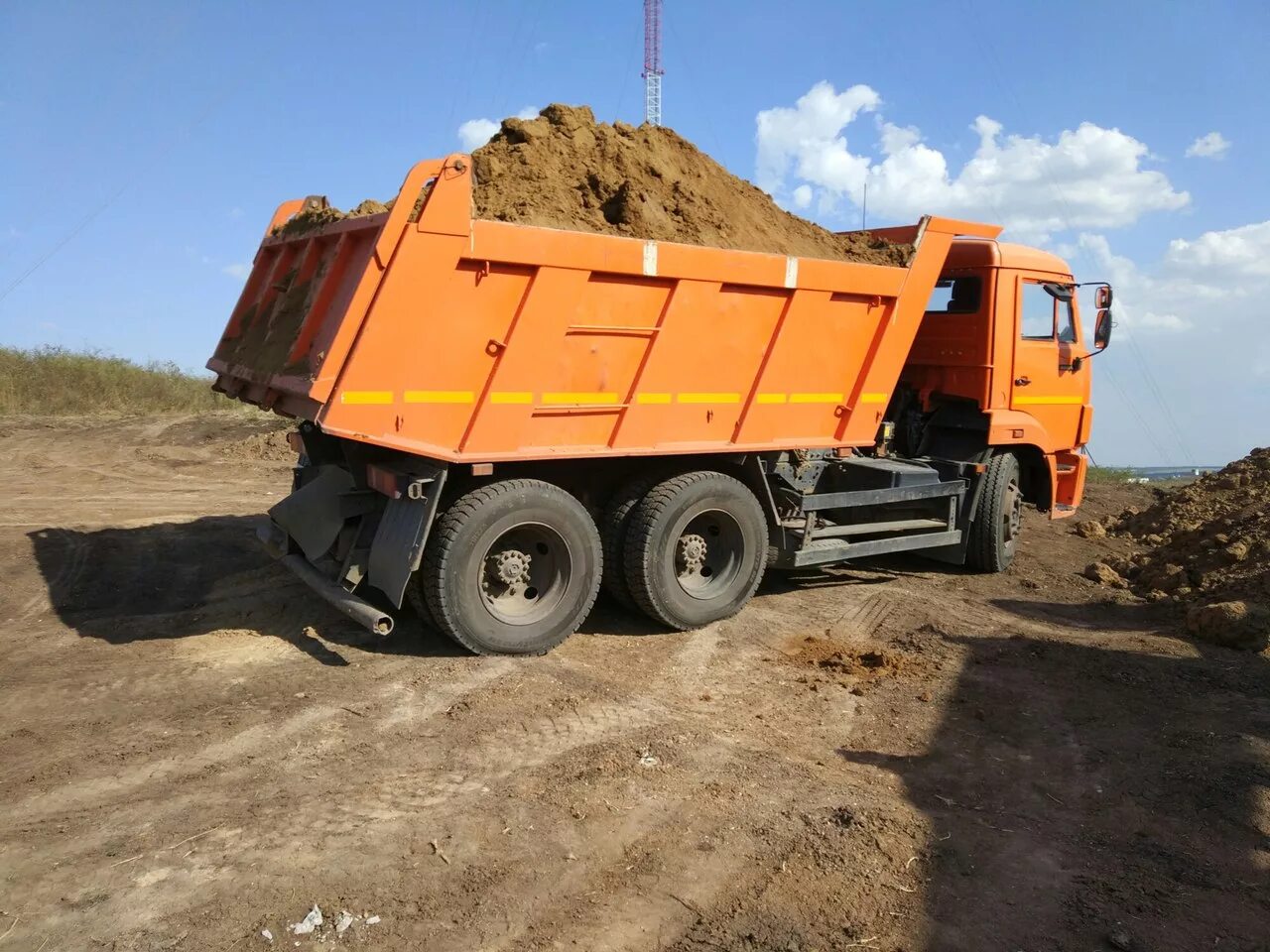 Купить камаз щебня. ПГС песок КАМАЗ. КАМАЗ 10 кубов песка. КАМАЗ самосвал песок щебень. КАМАЗ самосвал 10т.