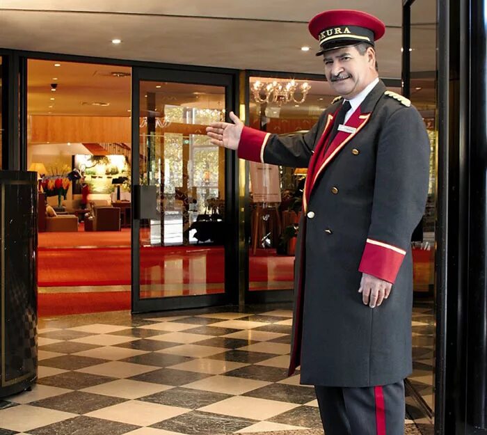 Швейцар портье. Швейцар в гостинице. Швейцар в гостинице. Как называется человек открывающий двери в отеле. Швейцар отеля метрополь.