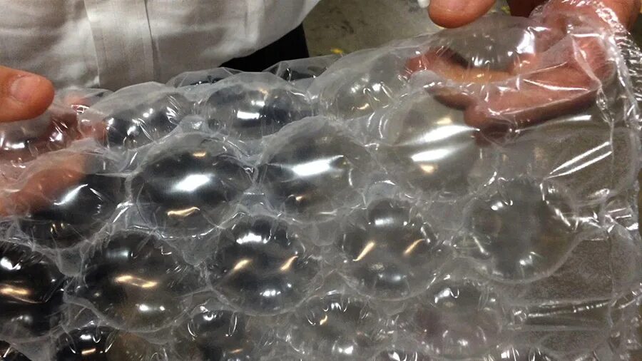 Плёнка пузырчатая упаковочная. Воздушная пузырчатая пленка. Пузырчатая пленка с большими пузырями. Пупырчатая пленка.