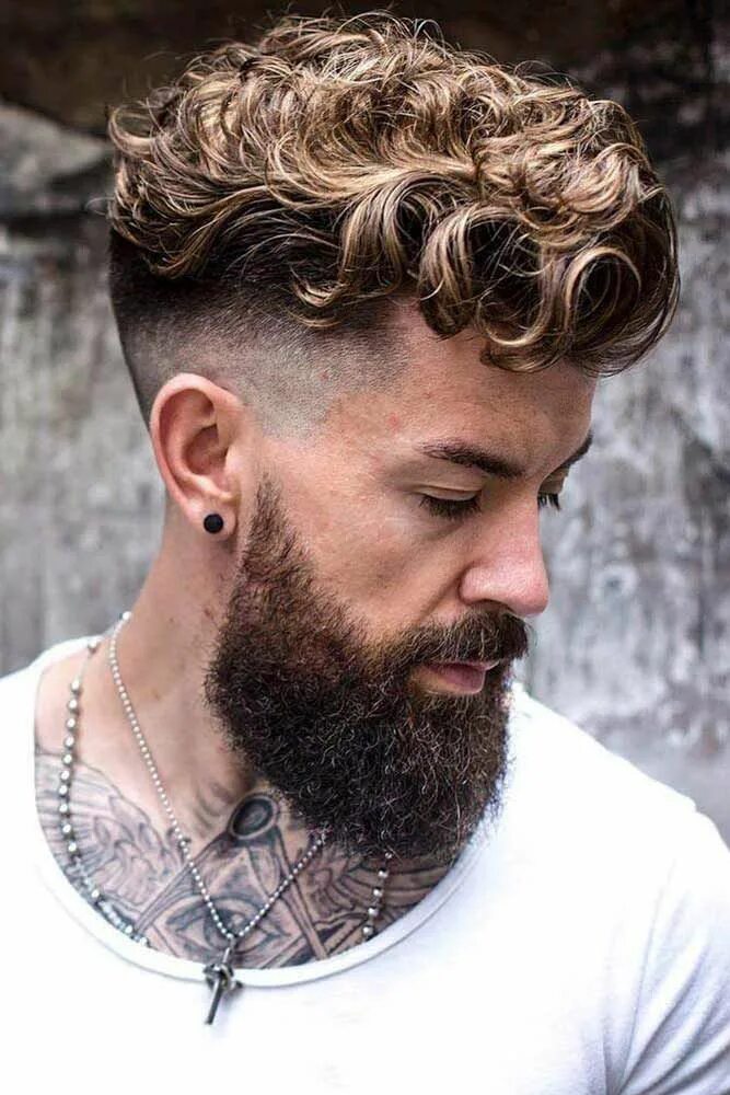 Curly undercut. Curly undercut стрижка. curly undercut причёска. андеркат кудри. андеркат на кудрявые волосы.