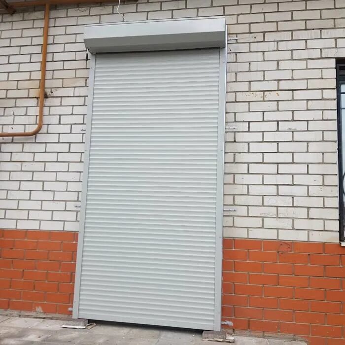 Рольставни на двери наружные. Роллета на двери 1200. Ролл ставни на двери. Жалюзи рольставни. Рольставни на двери внутренние в квартире.